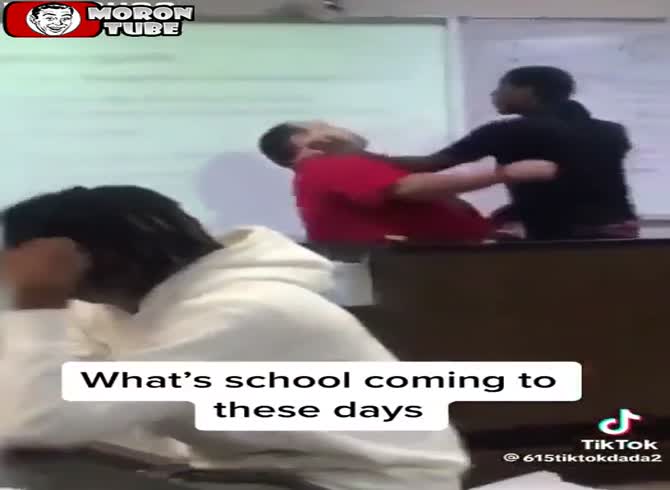 Video :After seizing the phone, the teacher strangled the student